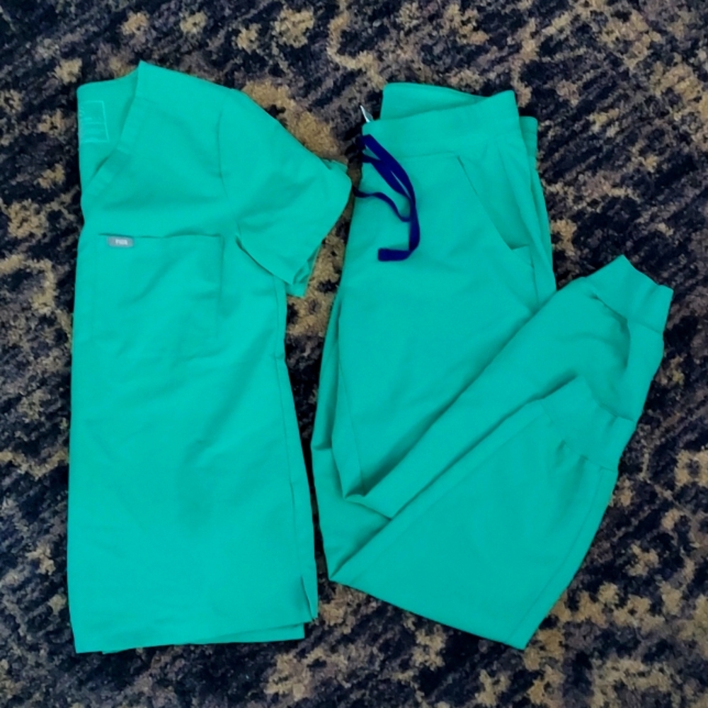 Figs surgical green womens  scrub set- small